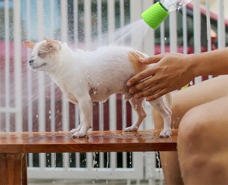 Innovative Silicone Pet Shower Head, Portable Pet Bathing & Outdoor Water Dispenser Accessory, Multifunctional Dog Wash Spray Nozzle, Universal Fit for Standard Plastic Bottles, Pet Grooming & Cleaning Supplies, Ideal for Cam Au bout du Sentier